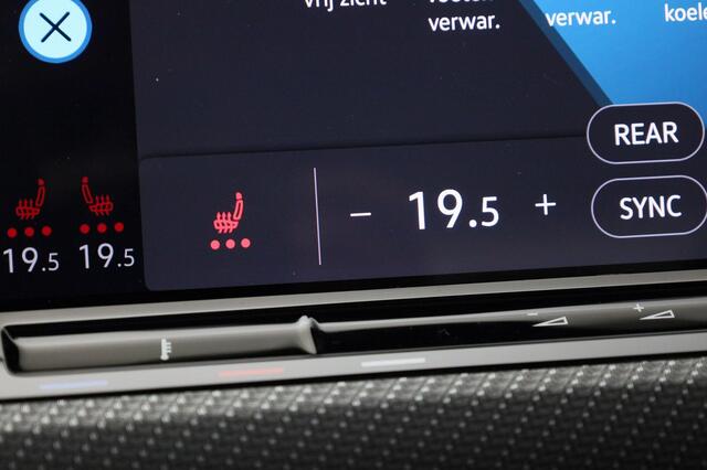 Volkswagen GOLF 1.5eTSI/150PK R-Line Blackstyle DSG · Panoramadak · Trekhaak · Camera + Parkeersensoren · Garantie tot december 2025