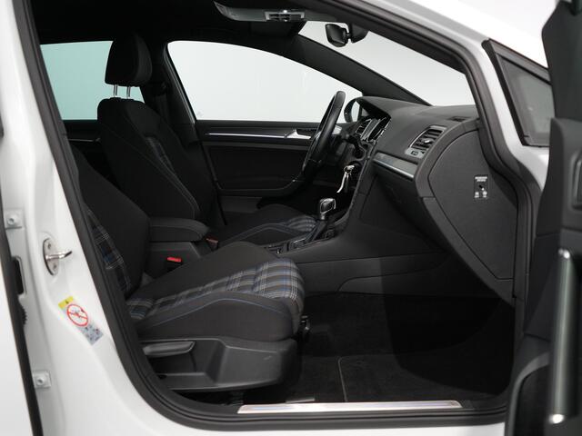 Volkswagen GOLF 1.4 eHybrid GTE | Dealer onderhouden | Standkachel | ACC | LED |