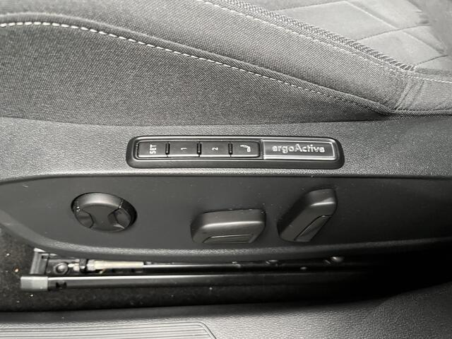 Volkswagen GOLF 1.5 eTSI Style / AUTOMAAT/ PARK. SENSOREN/ IQ. LIGHT/ MEMORY SEATS/ ERGO ACTIVE/ DIGITAL DASHBOARD/ STOEL-STUURVERWARM./ ADAPT. CRUISE/ APP CONNECT/ NAVI/ CLIMA/ DAB