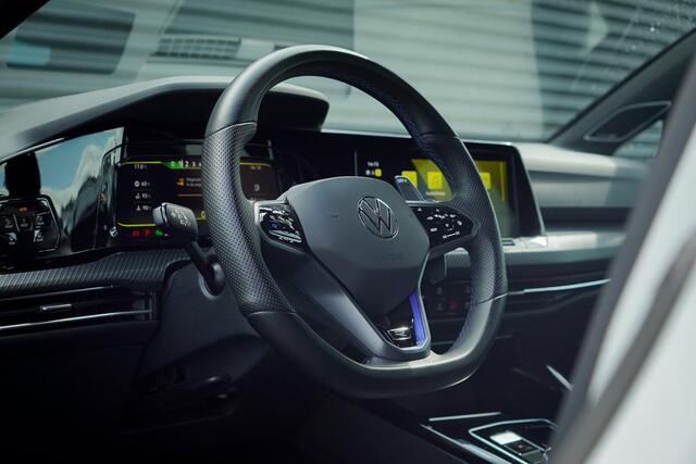 Volkswagen GOLF 2.0 TSI R 4Motion / Pano / Akrapovic / DCC / Stoelklima