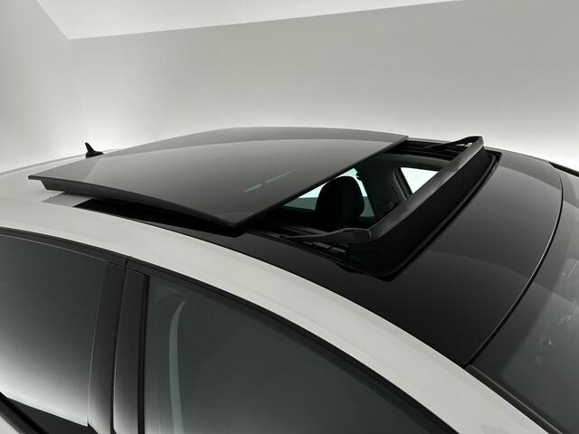 Volkswagen GOLF 1.5 TSI 150pk R-Line Highline Trekhaak Camera Virtual Cockpit Panoramadak Navigatie