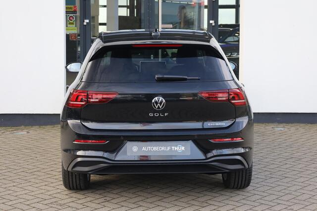 Volkswagen GOLF 1.5 eHybrid Life Edition 204PK / 150kW, Achteruitrijcamera, stoel- en stuurwiel verwarming, navigatie, Apple Carplay / Android Auto, 17" 'Nottingham' LMV, LED verlichting, DAB+, spraakbediening (voice-control), digital cockpit pro, multifunctioneel ledere
