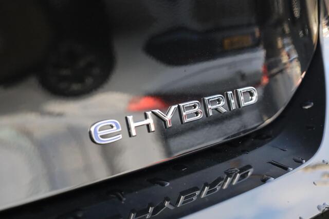 Volkswagen GOLF 1.5 eHybrid Life Edition 204PK / 150kW, Achteruitrijcamera, stoel- en stuurwiel verwarming, navigatie, Apple Carplay / Android Auto, 17" 'Nottingham' LMV, LED verlichting, DAB+, spraakbediening (voice-control), digital cockpit pro, multifunctioneel ledere