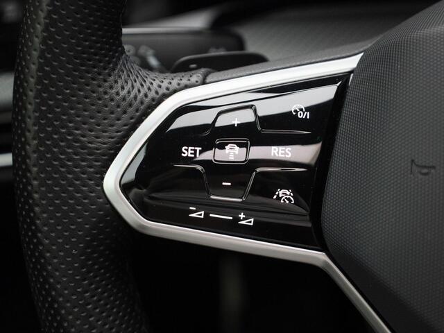 Volkswagen GOLF 1.5eTSI/150PK R-Line Blackstyle DSG · Panoramadak · Camera + Parkeersensoren · Apple Car Play · Garantie tot februari 2026