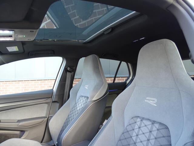 Volkswagen GOLF 1.5 eTSI R-Line 3x R LINE | NAVIGATIE | PANORAMADAK | SPORT INTERIEUR | ADAPTIEVE CRUISE| STUUR/STLE VERWARMING | IQ LED PAKKET | ACHTERUIT RIJ CAMERA | SFEERVERLICHTING |