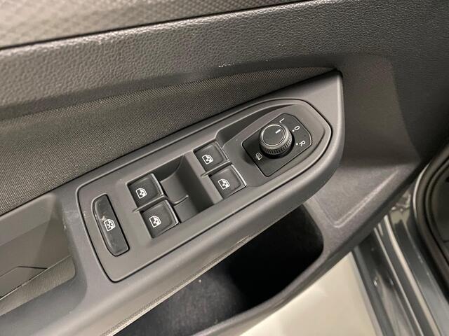 Volkswagen GOLF 1.5 eTSI Style Camera Trekhaak Apple Carplay Standkachel Headup 17inch Navigatie