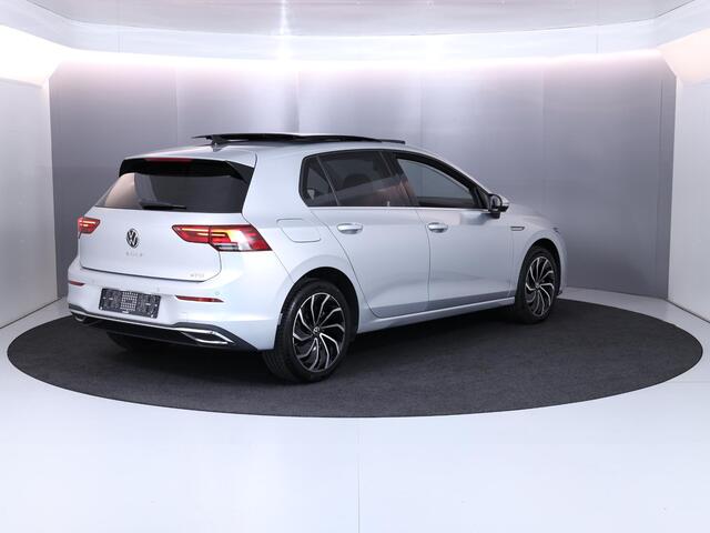 Volkswagen GOLF 1.5 eTSI Style 130 pk Automaat (DSG) | Navigatie | Panoramadak | Parkeersensoren | Adaptieve cruise control | Stoelverwarming |