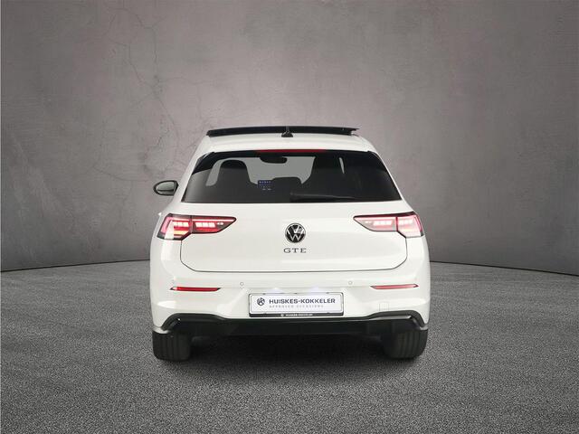 Volkswagen GOLF 1.5 eHybrid GTE 272pk DSG Automaat, Panoramadak, Trekhaak, Lederen bekleding, Stoelverwarming, Black style, Achteruitrijcamera, Elektrisch verstelbare stoel, Dodehoeksensor, Adaptief onderstel