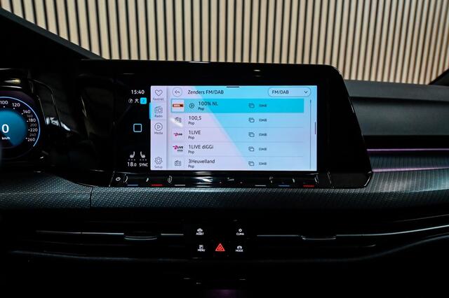 Volkswagen GOLF 1.5 eTSI R-Line | PANO | STOELVERWARMING