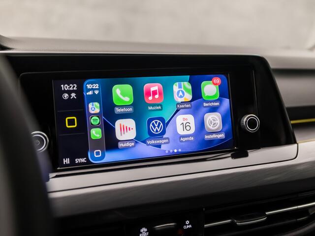 Volkswagen GOLF 1.5 TSI Sport (SCHUIFDAK, 4 CILINDER, APPLE CARPLAY, MEMORY SEATS, CAMERA, SFEERVERLICHTING, ALCANTARA, GETINT GLAS, LM VELGEN, NIEUWSTAAT)