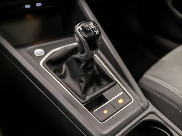 Volkswagen GOLF 1.5 TSI Sport (SCHUIFDAK, 4 CILINDER, APPLE CARPLAY, MEMORY SEATS, CAMERA, SFEERVERLICHTING, ALCANTARA, GETINT GLAS, LM VELGEN, NIEUWSTAAT)