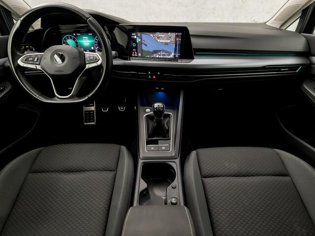 Volkswagen GOLF 1.0 TSI Sportline (APPLE CARPLAY, GROOT NAVI, SFEERVERLICHTING, KEYLESS, GETINT GLAS, SPORTSTOELEN, PARKEERSENSOREN, LM VELGEN, ADAPTIVE CRUISE, NIEUWSTAAT)
