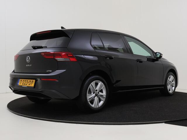 Volkswagen GOLF 1.0 eTSI Life | Achteruitrijcamera | Navigatie | Adaptieve cruise control | Sfeerverlichting | Draadloze telefoonlader | CarPlay |