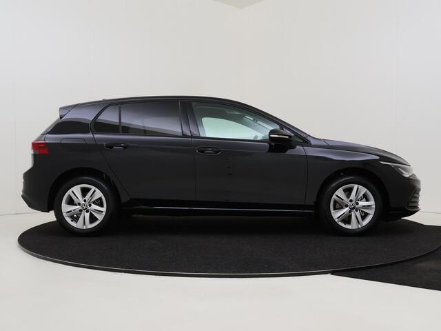 Volkswagen GOLF 1.0 eTSI Life | Achteruitrijcamera | Navigatie | Adaptieve cruise control | Sfeerverlichting | Draadloze telefoonlader | CarPlay |