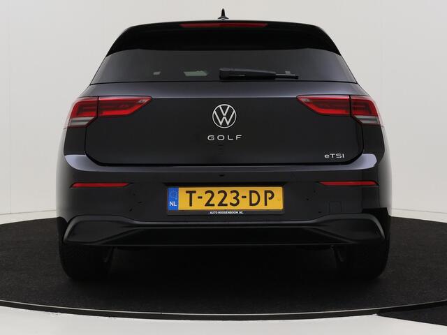 Volkswagen GOLF 1.0 eTSI Life | Achteruitrijcamera | Navigatie | Adaptieve cruise control | Sfeerverlichting | Draadloze telefoonlader | CarPlay |