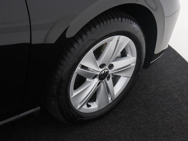 Volkswagen GOLF 1.0 eTSI Life | Achteruitrijcamera | Navigatie | Adaptieve cruise control | Sfeerverlichting | Draadloze telefoonlader | CarPlay |