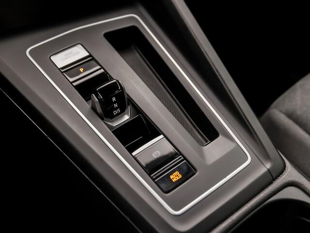 Volkswagen GOLF Variant 1.0 TSI Sportline Automaat (APPLE CARPLAY, GROOT NAVI, CLIMATE, STUUR/STOELVERWARMING, SFEERVERLICHTING, PARKEERSENSOREN, GETINT GLAS, SPORTSTOELEN, LM VELGEN, ADAPTIVE CRUISE, NIEUWSTAAT)