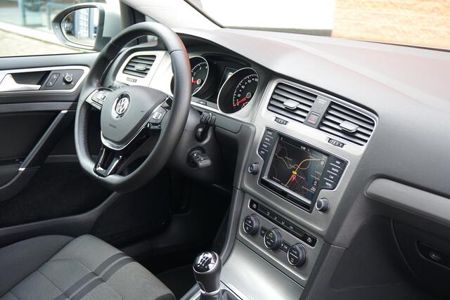 Volkswagen GOLF 1.0 TSI Business Edition Connected + CAMERA / NAVIGATIE / SENSOREN