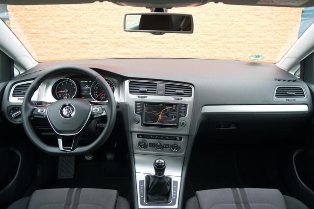 Volkswagen GOLF 1.0 TSI Business Edition Connected + CAMERA / NAVIGATIE / SENSOREN