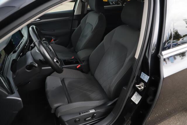 Volkswagen GOLF Variant 1.5 eTSI Style 131PK Trekhaak 17 inch LMV Sportstoelen Virtual Cockpit Navigatie Achteruitrijcamera Carplay Sfeerverlichting LED All-season banden!