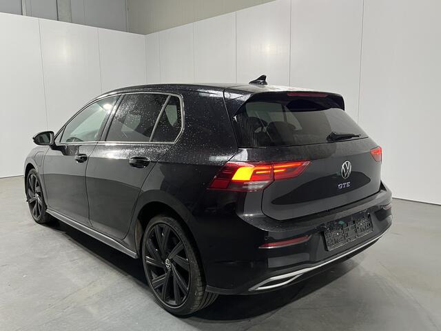 Volkswagen GOLF 1.4 eHybrid GTE / AUTOMAAT/ 245PK/ APP-CONNECT/ NAVI/ DIGITAL DASH/ MATRIX/ ADAPT. CRUISE/ 18" LMV/ PARK. SENSOREN/ CLIMA/ STOEL-STUUR VERWARM.