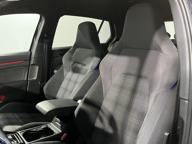 Volkswagen GOLF 1.4 eHybrid GTE / AUTOMAAT/ 245PK/ APP-CONNECT/ NAVI/ DIGITAL DASH/ MATRIX/ ADAPT. CRUISE/ 18" LMV/ PARK. SENSOREN/ CLIMA/ STOEL-STUUR VERWARM.