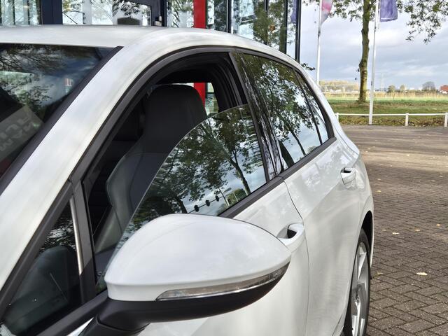 Volkswagen GOLF 1.4 eHybrid GTE | Digitaal Dashboard | Leer | Stoel + Stuurverwarming + Stoelkoeling| Navigatie | Climate Control | Parkeersensoren