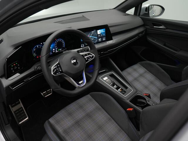 Volkswagen GOLF GTE 1.4 eHybrid 245 pk DSG | IQ Light | Panoramadak | Trekhaak | Stuur-/stoelverwarming | Achteruitrijcamera | Keyless | 18 inch