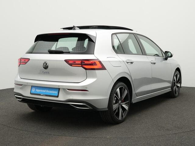Volkswagen GOLF GTE 1.4 eHybrid 245 pk DSG | IQ Light | Panoramadak | Trekhaak | Stuur-/stoelverwarming | Achteruitrijcamera | Keyless | 18 inch