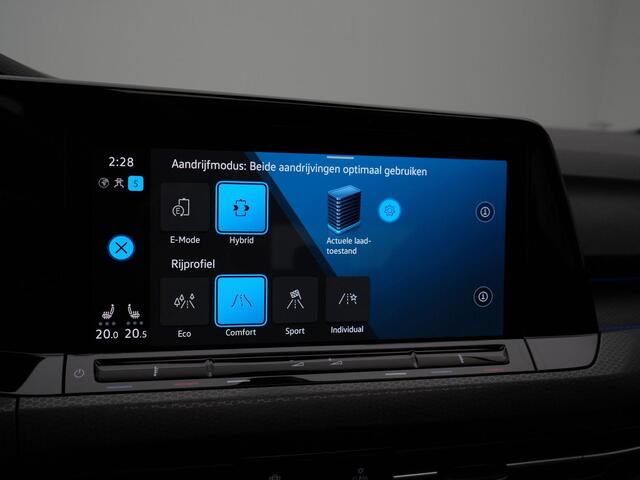 Volkswagen GOLF GTE 1.4 eHybrid 245 pk DSG | IQ Light | Panoramadak | Trekhaak | Stuur-/stoelverwarming | Achteruitrijcamera | Keyless | 18 inch