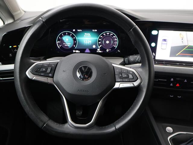 Volkswagen GOLF 1.0 TSI Life | 110 PK | Navigatiesysteem | Achteruitrijcamera | Voorstoelen verarmd |