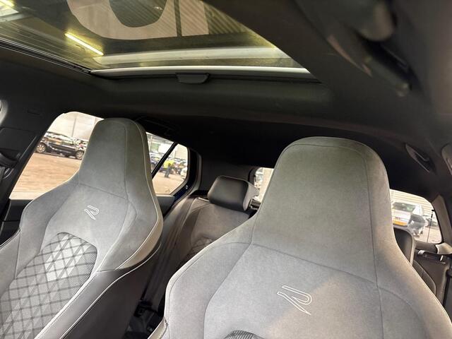 Volkswagen GOLF 1.5 eTSI R-Line 3x R-LINE | ADAPTIEVE CRUISECONTROL | PANORAMADAK | STOELVERWARMING | STUUR VERWARMING | DAB | NAVIGATIE | SPORT INTERIEUR | MATRIX LED | DODEHOEK DETECTIE | DYNAMISCHE LED-VERLICHTING |