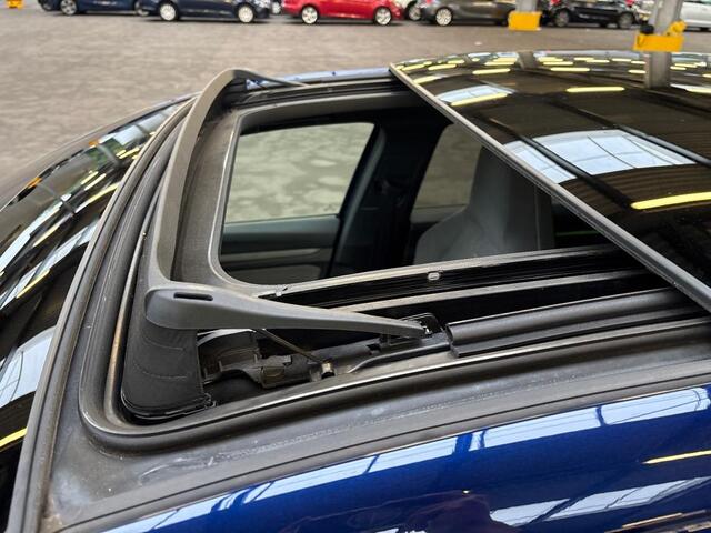 Volkswagen GOLF 1.5 eTSI R-Line 3x R-LINE | ADAPTIEVE CRUISECONTROL | PANORAMADAK | STOELVERWARMING | STUUR VERWARMING | DAB | NAVIGATIE | SPORT INTERIEUR | MATRIX LED | DODEHOEK DETECTIE | DYNAMISCHE LED-VERLICHTING |