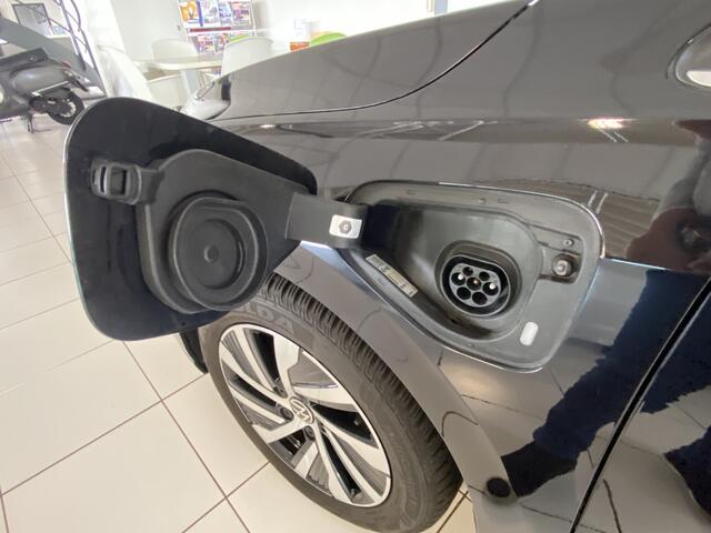 Volkswagen GOLF 1.4 eHybrid Style Panorama dak / / Apple Carplay android / 18 inch velgen