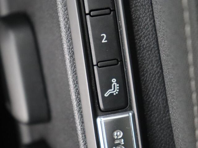 Volkswagen GOLF 1.5 eTSI Style | Panoramadak | Stoelverwarming | Trekhaak | Massage | Matrix LED | Camera | Carplay | Keyless | Demping Adaptief | Memory | Navigatie | Park Assist | File Assistent