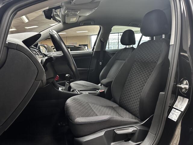 Volkswagen GOLF 1.5 TSI Highline/ Facelift!/ Trekhaak/ Apple + Android/ 16'' LMV/ Stoelverw./ Extra getint glas/ PDC V+A/ Navi/ Adaptive Cruise/ Multi. LEDER. Stuur/ Mistl./ LED Dagrijverl.