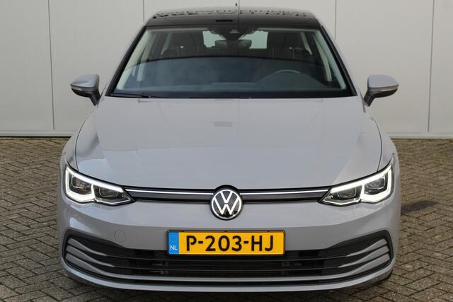Volkswagen GOLF 1.5-150pk TSI Highline. Erg nette, sportieve en goed onderhouden VW Golf ! Slechts 41.000km ! Autm. airco dual, digitaal dashb., adapt. cruise cntrl, navigatie, tel. voorb., trekhaak + afn. kgl, IQ lights, LM wielen, elektr. panoramadak, stoel- en stuurv