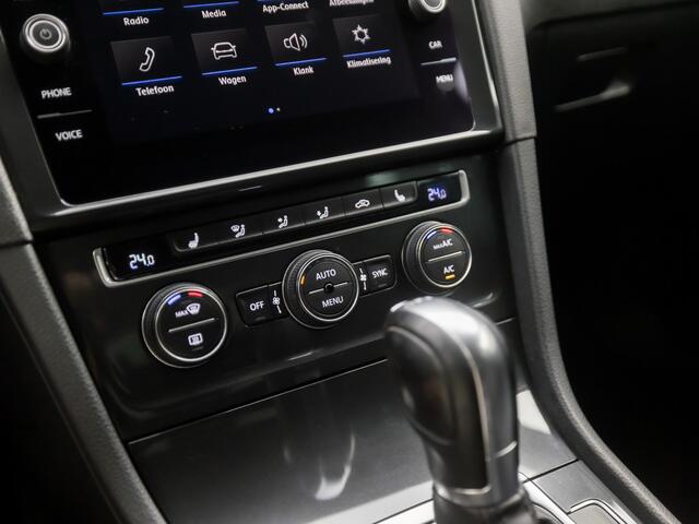 Volkswagen GOLF 1.0 TSI Sport Automaat (APPLE CARPLAY, CLIMATE, STOELVERWARMING, SPORTSTOELEN, LM VELGEN, GETINT GLAS, CRUISE, NIEUWSTAAT)