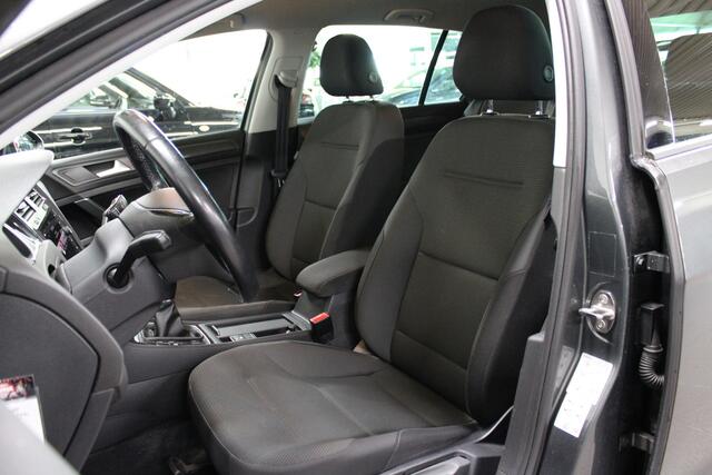 Volkswagen GOLF 1.0 TSI Comfortline / Navigatie / Adaptive Cruise. / PDC voor + achter / Carplay / Android auto /