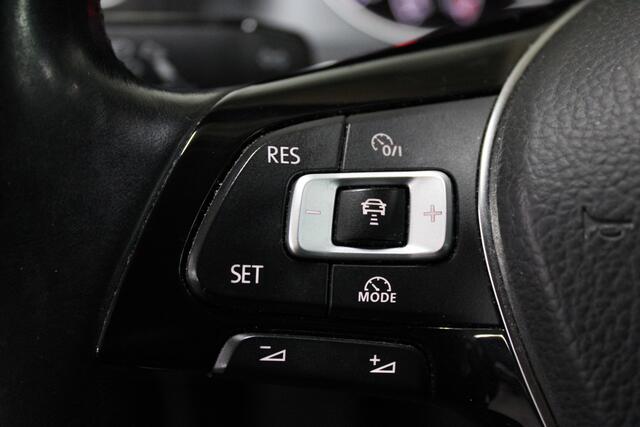 Volkswagen GOLF 1.0 TSI Comfortline / Navigatie / Adaptive Cruise. / PDC voor + achter / Carplay / Android auto /