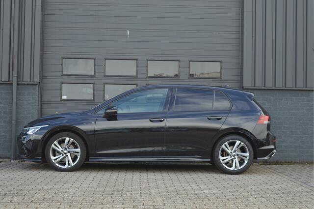 Volkswagen GOLF 1.5 eTSI R-Line | ACC | CAMERA | SFEERVERLICHTING | KEYLESS |
