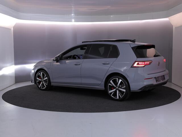 Volkswagen GOLF 1.5 eHybrid GTE 272 pk Automaat (DSG) | Verlengde garantie | Navigatie | Panoramadak | Trekhaak (wegklapbaar) | Parkeersensoren | Achteruitrijcamera | Stoelverwarming | Black Style pakket |