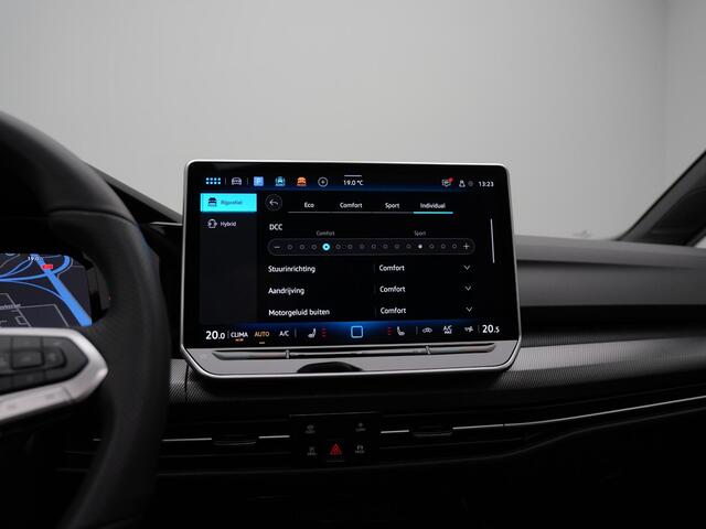 Volkswagen GOLF 1.5 eHybrid 272 pk DSG GTE | Panoramadak | Trekhaak | Adaptief onderstel | Head-up display | 360 Camera