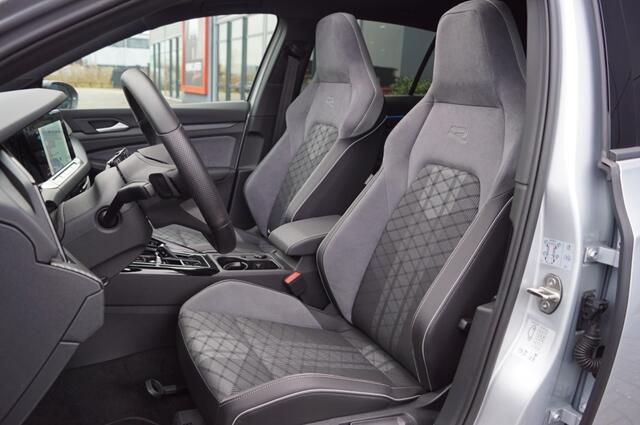 Volkswagen GOLF R-Line black1.5 TSI DSG 150pk/ Panodak /19 Inch LM/ IQ LED / App-Connect/Camera/Navi