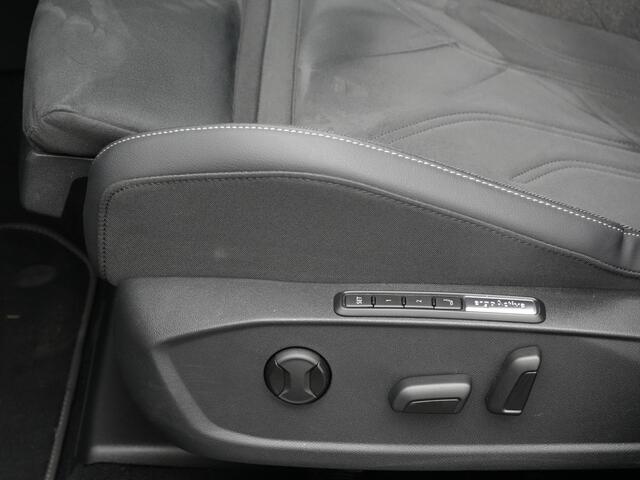 Volkswagen GOLF 1.5 eTSI 150 pk DSG Style Edition 50 | Panoramadak | IQ Light | Rondomzicht camera | Head-up Display | Stoel-/stuurverwarming | 18 inch