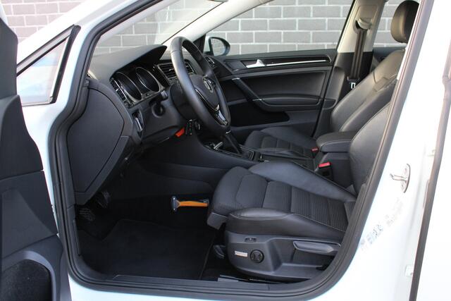 Volkswagen GOLF 1.2 TSI Connected Series / Carplay / Camera / N.A.P.