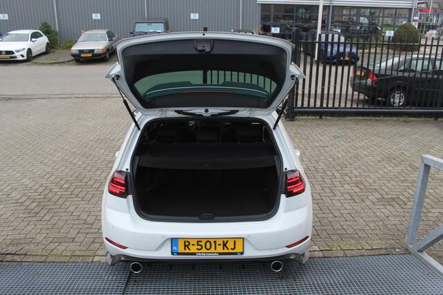Volkswagen GOLF 2.0 TSI GTI Performance Panoramadak/Adaptive cruise control/Digital dash/Achteruitrijcamera/Climate control/Keyless/Parkeersensoren rondom/Dynaudio/19" velgen/Stoel en spiegelverwarming