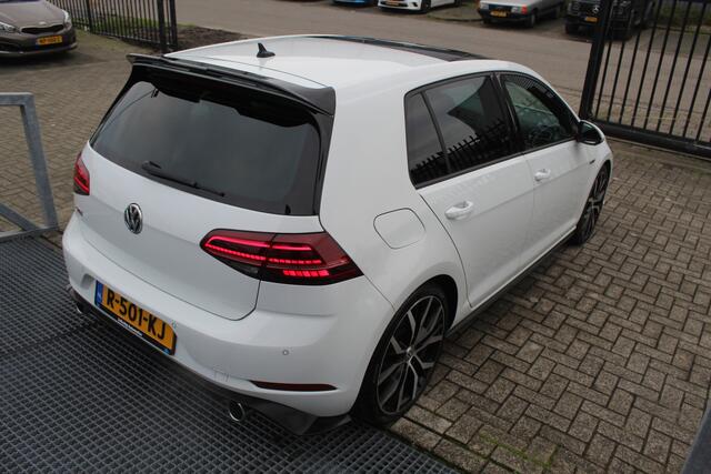 Volkswagen GOLF 2.0 TSI GTI Performance Panoramadak/Adaptive cruise control/Digital dash/Achteruitrijcamera/Climate control/Keyless/Parkeersensoren rondom/Dynaudio/19" velgen/Stoel en spiegelverwarming