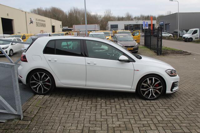 Volkswagen GOLF 2.0 TSI GTI Performance Panoramadak/Adaptive cruise control/Digital dash/Achteruitrijcamera/Climate control/Keyless/Parkeersensoren rondom/Dynaudio/19" velgen/Stoel en spiegelverwarming