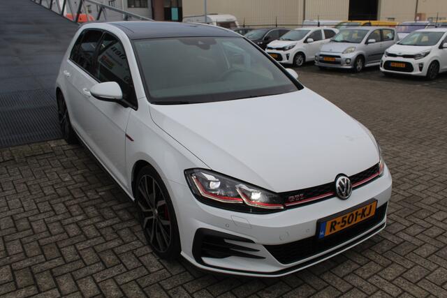 Volkswagen GOLF 2.0 TSI GTI Performance Panoramadak/Adaptive cruise control/Digital dash/Achteruitrijcamera/Climate control/Keyless/Parkeersensoren rondom/Dynaudio/19" velgen/Stoel en spiegelverwarming